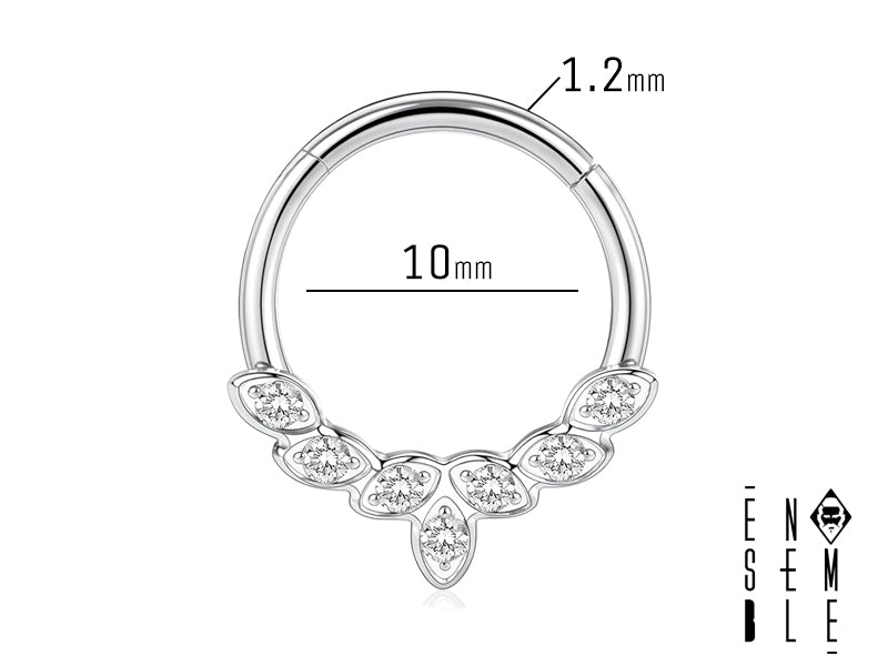 Un gioiello unico e raffinato, un delicato fiore di acciaio chirurgico 316L che sboccia sul tuo viso. Sette foglie finemente lavorate, impreziosite da zirconi scintillanti, creano un'opera d'arte da indossare.