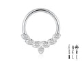  Preparati a far girare la testa con questo piercing septum! Sette foglie e zirconi scintillanti: un gioiello così appariscente che ti farà sentire una vera regina (o un re!) del tuo stile.
