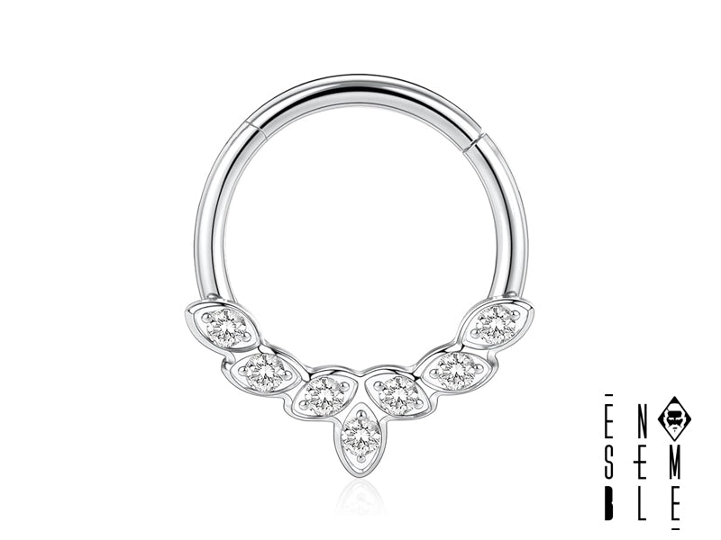  Preparati a far girare la testa con questo piercing septum! Sette foglie e zirconi scintillanti: un gioiello così appariscente che ti farà sentire una vera regina (o un re!) del tuo stile.