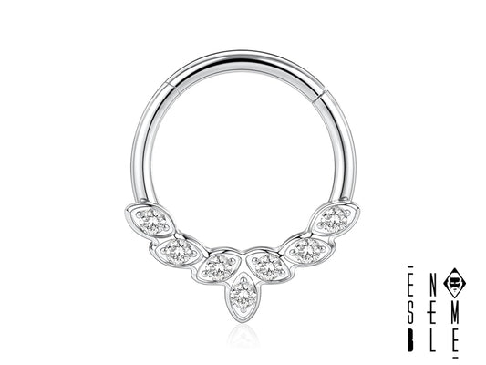  Preparati a far girare la testa con questo piercing septum! Sette foglie e zirconi scintillanti: un gioiello così appariscente che ti farà sentire una vera regina (o un re!) del tuo stile.