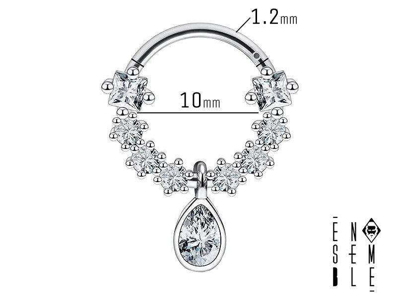 Questo elegante piercing al setto è realizzato in acciaio chirurgico 316L di alta qualità, ipoallergenico e resistente. La sua forma delicata è impreziosita da scintillanti zirconi incastonati con precisione. La barra è sottile e confortevole, perfetta per un look discreto ma di grande impatto. La lucentezza degli zirconi cattura la luce, creando un effetto luminoso e affascinante.
