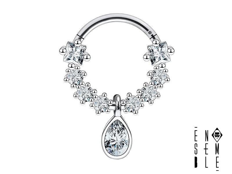 Lascia che la tua anima brilli, proprio come questo piercing al setto. Ogni zircone è una scintilla di passione, un riflesso della tua energia vibrante. Un gioiello che parla di te, della tua forza interiore, della tua bellezza selvaggia e incontrollabile. Indossa la tua fiamma, indossa questo piercing.