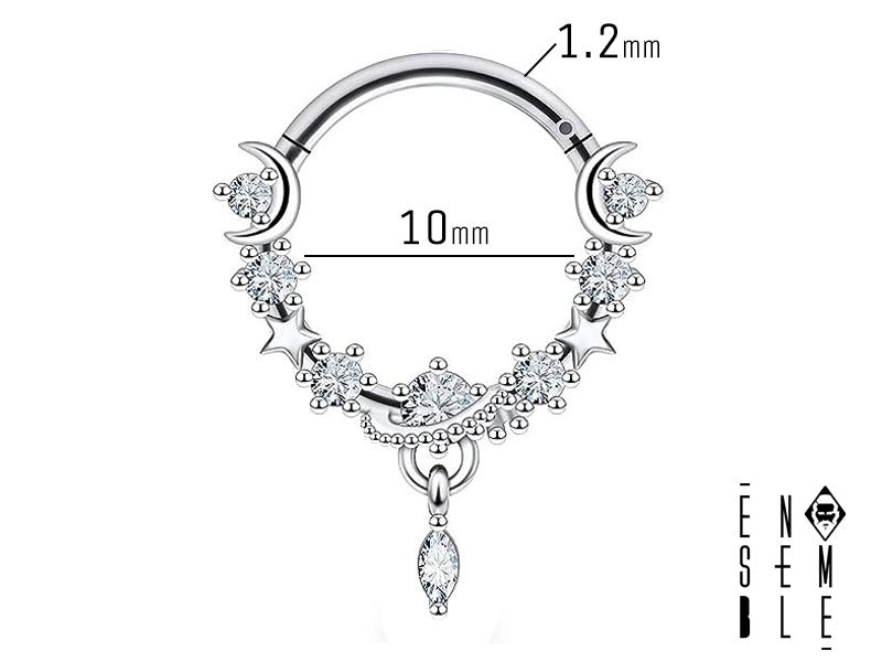 Sei pronta a decollare verso un nuovo livello di stile? Questo septum è un vero e proprio viaggio nello spazio! Sette zirconi, lune e stelle: un accessorio che ti farà brillare come una galassia intera. Preparati a conquistare l'universo della moda!