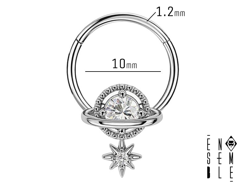  Questo piercing septum è realizzato in acciaio chirurgico 316L, un materiale biocompatibile, ipoallergenico e resistente alla corrosione. Il design include uno zircone centrale incastonato, contornato da due fili che formano un globo (10 mm di diametro interno), e un ciondolo a forma di stella polare, con un ulteriore zircone. La chiusura è sicura e facile da usare.