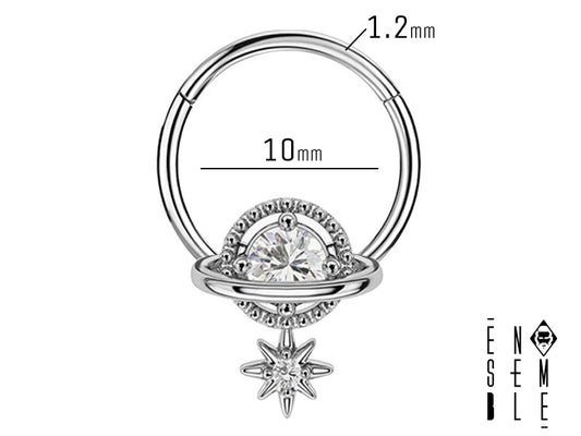  Questo piercing septum è realizzato in acciaio chirurgico 316L, un materiale biocompatibile, ipoallergenico e resistente alla corrosione. Il design include uno zircone centrale incastonato, contornato da due fili che formano un globo (10 mm di diametro interno), e un ciondolo a forma di stella polare, con un ulteriore zircone. La chiusura è sicura e facile da usare.