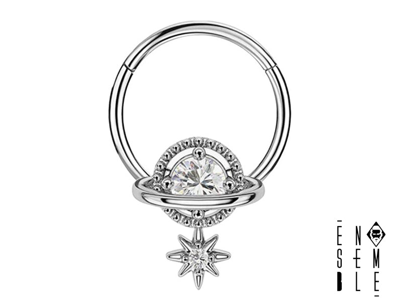  Sei pronta a conquistare il mondo (e il tuo stile)? Questo septum è un vero e proprio passaporto per l'eleganza! Uno zircone al centro del mondo, e una stella polare che ti indica la strada. Preparati a brillare e a far girare la testa!