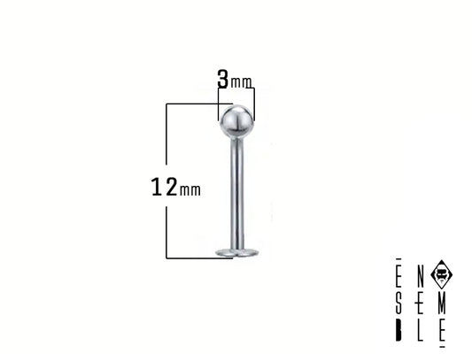 Un tocco di raffinata semplicità. Questo piercing labret, con la sua barretta da 12 mm e la piccola pallina da 3 mm, è un gioiello discreto ma di grande effetto, perfetto per chi ama uno stile minimalista ed elegante.