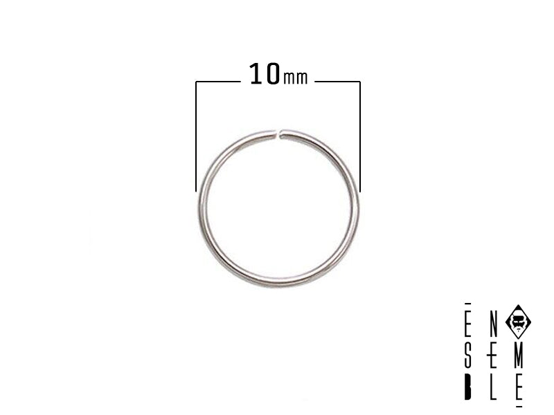 Piccolino ma caparbio! Questo piercing nostril è la prova che anche i dettagli più piccoli possono fare una grande differenza. Preparati a ricevere complimenti per il tuo nuovo gioiello!