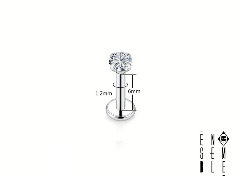 Preparati a brillare! Questo piercing labret è così piccolo e scintillante che non potrai fare a meno di sorridere ogni volta che lo guardi. Scegli la misura che fa per te (6, 8 o 10 mm di pura brillantezza!) e preparati a ricevere complimenti a non finire.
