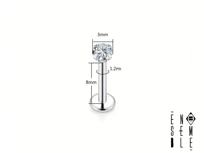 Preparati a brillare! Questo piercing labret è così piccolo e scintillante che non potrai fare a meno di sorridere ogni volta che lo guardi. Scegli la misura che fa per te (6, 8 o 10 mm di pura brillantezza!) e preparati a ricevere complimenti a non finire.