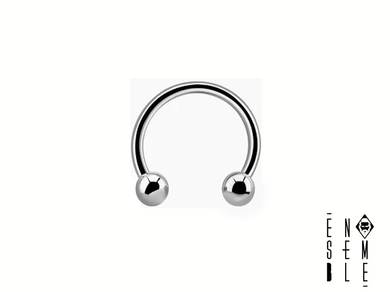 Il circular barbell è un tipo di piercing jewelry a forma di cerchio, con due sfere avvitate alle estremità. Questo modello è realizzato in acciaio inossidabile 304L, un materiale ipoallergenico e resistente alla corrosione, con finitura lucida. Il diametro interno è di 8 mm, mentre le perline finali hanno un diametro di 3 mm.
