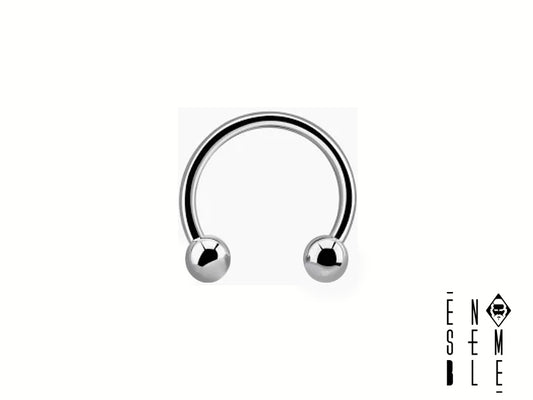 Il circular barbell è un tipo di piercing jewelry a forma di cerchio, con due sfere avvitate alle estremità. Questo modello è realizzato in acciaio inossidabile 304L, un materiale ipoallergenico e resistente alla corrosione, con finitura lucida. Il diametro interno è di 8 mm, mentre le perline finali hanno un diametro di 3 mm.