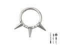 Il piercing septum è a cerchio, con un diametro interno di 7.8 mm, realizzato in acciaio inossidabile 304L. Presenta tre borchie posizionate in modo simmetrico.