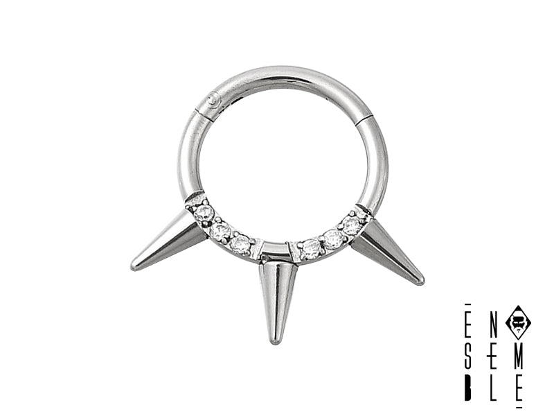 Il piercing septum è a cerchio, con un diametro interno di 7.8 mm, realizzato in acciaio inossidabile 304L. Presenta tre borchie posizionate in modo simmetrico.