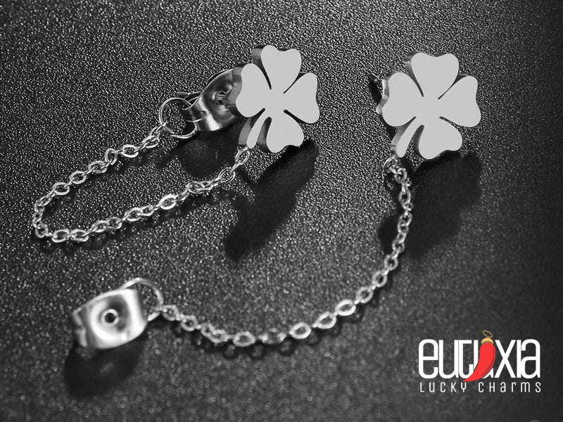 Orecchini Eutuxia Lucky Charms realizzati in acciaio inossidabile con quadrifoglio portafortuna e catenella
