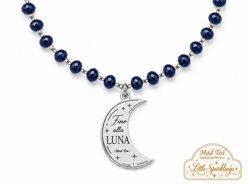 I cristalli neri gli danno un’eleganza intensa e luminosa, mentre il ciondolo a forma di luna racconta il fascino di tutto ciò che ci fa sognare, desiderare e guardare un po’ più lontano.