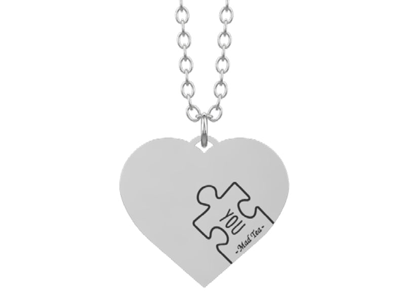 Collana con ciondolo a forma di cuore con inciso al suo interno un piccolo pezzo di puzzle e la parola "YOU".