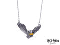 Indossa la magia con questa splendida collana dedicata a Edvige, il fedele gufo di Harry Potter. Il charm, che raffigura Edvige con la sua lettera, è realizzato con cura e attenzione ai dettagli. Un accessorio perfetto per esprimere la tua passione per il mondo magico