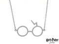 Porta sempre con te il simbolo del ragazzo che è sopravvissuto. Questa collana, con il pendente degli occhiali di Harry Potter e il fulmine, è un omaggio al coraggio e alla magia della saga. Un accessorio indispensabile per ogni fan.
