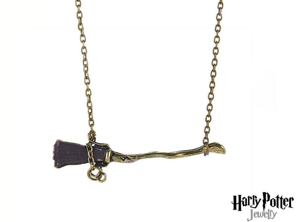 Porta sempre con te un pezzo del mondo magico! Questa collana con il pendente della scopa volante è un simbolo di libertà e avventura, ideale per ogni fan di Harry Potter che desidera esprimere il proprio amore per la saga.