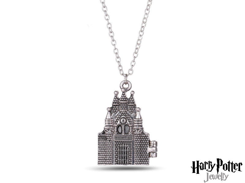 Collana con pendente da collezione raffigurante il Castello di Hogwarts, realizzata in metallo anallergico. Il design dettagliato e la finitura di alta qualità rendono questo accessorio un pezzo distintivo per gli amanti della saga. Ideale per collezionisti e appassionati