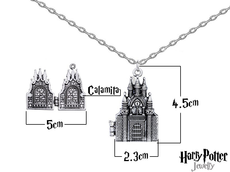 Indossa il simbolo della tua casa preferita e dei luoghi che hanno visto nascere tante avventure! Questa collana con il pendente del Castello di Hogwarts è un omaggio alla magia, all'amicizia e al coraggio che permeano la saga. Un accessorio indispensabile per ogni Potterhead.