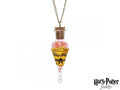 Bevi la fortuna con questa splendida collana ispirata alla Felix Felicis. La fialetta in vetro contiene preziosi cristalli rosa, pronti a portare buona sorte in ogni tua impresa. Un gioiello iconico per ogni fan che crede nel potere della fortuna e della magia