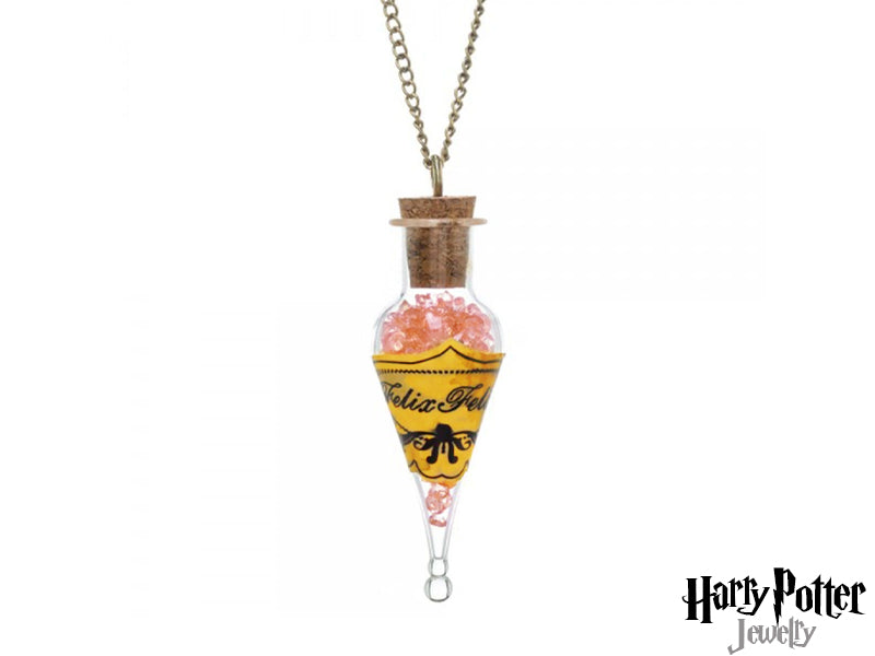 Bevi la fortuna con questa splendida collana ispirata alla Felix Felicis. La fialetta in vetro contiene preziosi cristalli rosa, pronti a portare buona sorte in ogni tua impresa. Un gioiello iconico per ogni fan che crede nel potere della fortuna e della magia