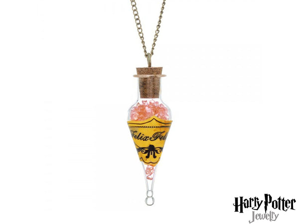 Bevi la fortuna con questa splendida collana ispirata alla Felix Felicis. La fialetta in vetro contiene preziosi cristalli rosa, pronti a portare buona sorte in ogni tua impresa. Un gioiello iconico per ogni fan che crede nel potere della fortuna e della magia