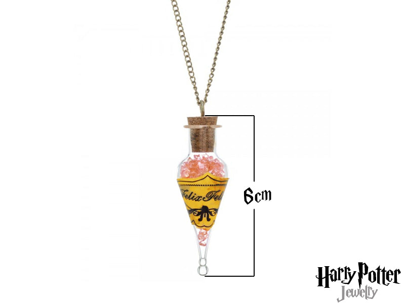Questa collana è realizzata in metallo nickel free, ideale per pelli sensibili. Il pendente presenta una fialetta in vetro trasparente, sigillata con cura, contenente piccoli cristalli color rosa. La scritta 'Felix Felicis' è elegantemente impressa sulla fialetta. Un accessorio di alta qualità, perfetto per gli appassionati e per chi cerca un simbolo di buona sorte