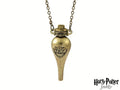 Questa collana è realizzata in metallo nickel free, ideale per pelli sensibili. Il ciondolo è una fialetta in vetro trasparente, sigillata con cura, con la scritta 'Felix Felicis' elegantemente impressa. Un accessorio di alta qualità, perfetto per gli appassionati e per chi cerca un simbolo di buona fortuna