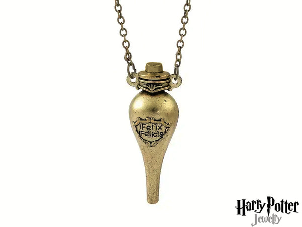 Questa collana è realizzata in metallo nickel free, ideale per pelli sensibili. Il ciondolo è una fialetta in vetro trasparente, sigillata con cura, con la scritta 'Felix Felicis' elegantemente impressa. Un accessorio di alta qualità, perfetto per gli appassionati e per chi cerca un simbolo di buona fortuna