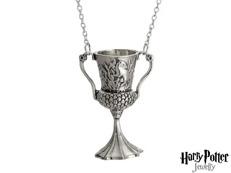 Porta con te i valori di Tassorosso! Questa collana con il pendente della Coppa è un omaggio alla lealtà, alla pazienza e al duro lavoro. Un gioiello iconico per ogni fan che ammira l'integrità e la determinazione dei membri di questa casa