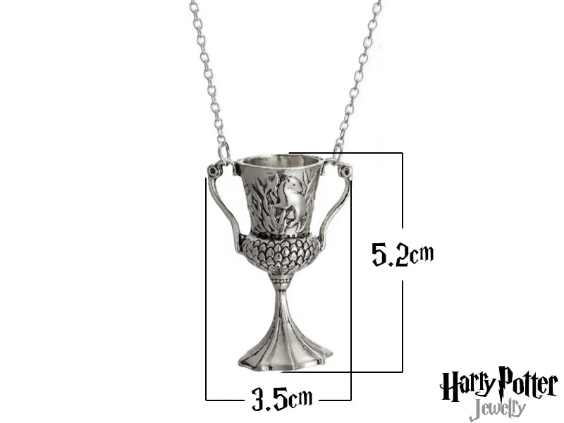 Questa collana è realizzata in metallo nickel free, ideale per pelli sensibili. Il pendente raffigura la Coppa di Tassorosso, un oggetto di grande importanza nella saga di Harry Potter, noto per essere stato rubato da Tom Riddle. Un accessorio di alta qualità, perfetto per gli appassionati e per chi cerca un simbolo di valori importanti
