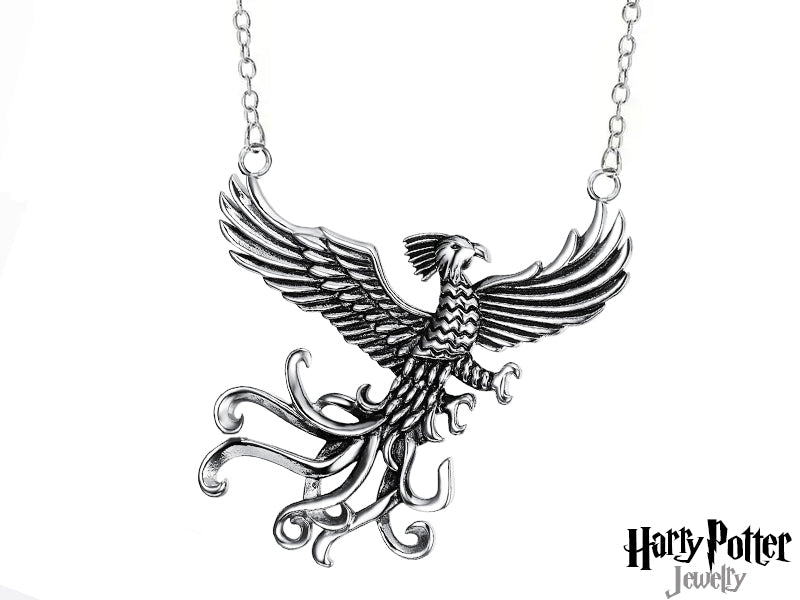 Lasciati ispirare dalla forza e dalla bellezza della fenice. Questo pendente evoca la magia della rinascita, la speranza che sorge dalle ceneri e la capacità di superare le sfide con grazia. Un gioiello che porta con sé un messaggio di resilienza e trasformazione