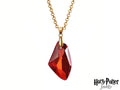 Questa collana è realizzata in metallo nickel free color oro, ideale per pelli sensibili. Il pendente a forma di Pietra Filosofale è realizzato in PVC rosso, con dettagli accurati che ne esaltano la forma e il colore. Un accessorio di alta qualità, perfetto per gli appassionati e per chi cerca un simbolo di potere e mistero.
