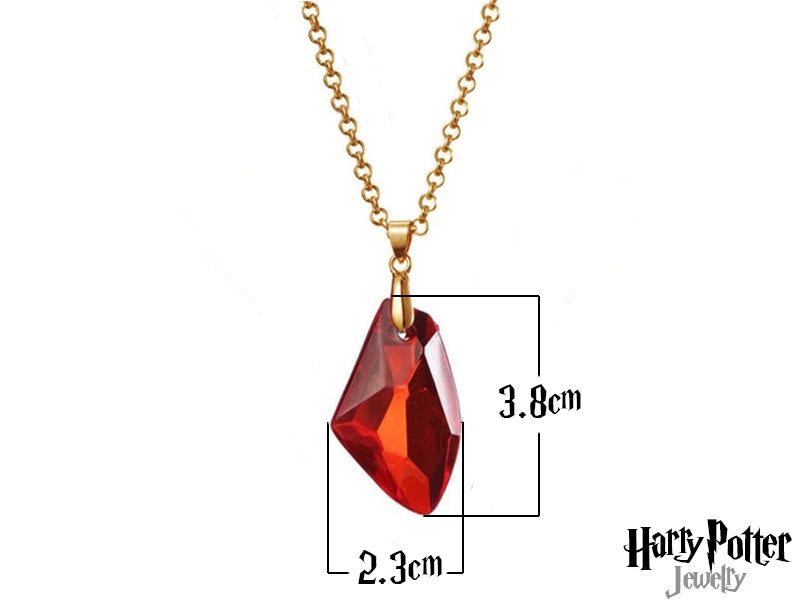Indossa il simbolo più ambito del mondo magico! Questa collana con la Pietra Filosofale, riprodotta fedelmente in PVC rosso, è un omaggio alla saga di Harry Potter. Un accessorio elegante e misterioso, perfetto per ogni fan che desidera un tocco di magia.