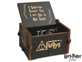 Sei pronto a scatenare la magia? Questo carillon in legno, con la celebre melodia di Harry Potter, ti farà sentire come un vero mago! Con la scritta 'Always' e la promessa 'I Solemnly Swear That I Am Up to No Good', è il regalo perfetto per chi ama divertirsi e sognare