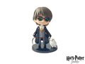 Action figure da collezione in PVC, raffigurante Harry Potter. Realizzata con materiali di alta qualità e finiture dettagliate, questa action figure è un oggetto da esposizione perfetto per collezionisti e appassionati.