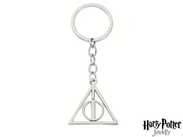 Porta con te il simbolo più potente del mondo magico con questo splendido portachiavi. Il logo dei Doni della Morte, con il cerchietto girevole, è un omaggio alla saga di Harry Potter. Un accessorio elegante e misterioso, perfetto per ogni fan.