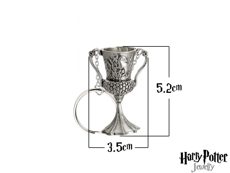 Portachiavi con pendente a forma di Coppa di Tassorosso, realizzata in metallo anallergico. Il design dettagliato del pendente cattura l'eleganza e la preziosità dell'oggetto. Un accessorio di alta qualità, ideale per collezionisti e amanti dei gioielli a tema.