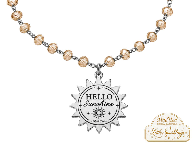 Questo bracciale è fatto per chi ama le cose leggere, luminose e capaci di mettere subito di buon umore. I cristalli dorati color champagne brillano a ogni movimento, mentre il ciondolo a forma di sole sembra dire una cosa molto semplice: oggi si splende!