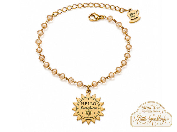Questo bracciale è fatto per chi ama le cose leggere, luminose e capaci di mettere subito di buon umore. I cristalli dorati color champagne brillano a ogni movimento, mentre il ciondolo a forma di sole sembra dire una cosa molto semplice: oggi si splende!