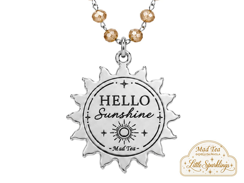 Questa collana è fatta per chi ama le cose leggere, luminose e capaci di mettere subito di buon umore. I cristalli dorati color champagne brillano a ogni movimento, mentre il ciondolo a forma di sole sembra dire una cosa molto semplice: oggi si splende!