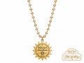 Questa collana è fatta per chi ama le cose leggere, luminose e capaci di mettere subito di buon umore. I cristalli dorati color champagne brillano a ogni movimento, mentre il ciondolo a forma di sole sembra dire una cosa molto semplice: oggi si splende!