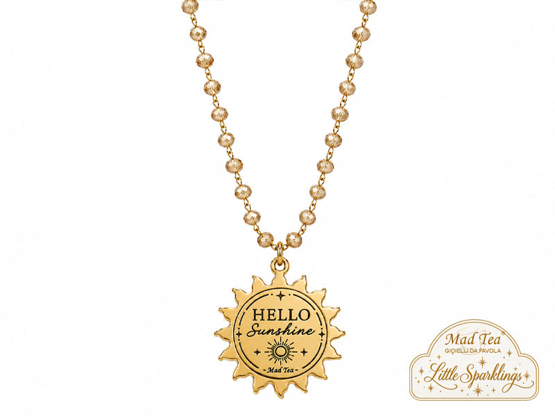 Questa collana è fatta per chi ama le cose leggere, luminose e capaci di mettere subito di buon umore. I cristalli dorati color champagne brillano a ogni movimento, mentre il ciondolo a forma di sole sembra dire una cosa molto semplice: oggi si splende!