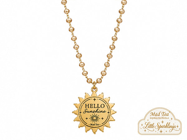 Questa collana è fatta per chi ama le cose leggere, luminose e capaci di mettere subito di buon umore. I cristalli dorati color champagne brillano a ogni movimento, mentre il ciondolo a forma di sole sembra dire una cosa molto semplice: oggi si splende!