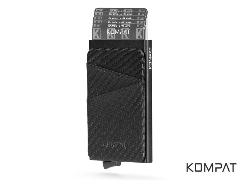 Il porta carte di credito per uomo KOMPAT F è un prodotto ultra-slim equipaggiato con cassa in alluminio superleggero dotata di tecnologia RFID per proteggere le tue carte da attacchi che mirano ai tuoi dati sensibili e al tuo conto corrente, ormai sempre più frequenti.