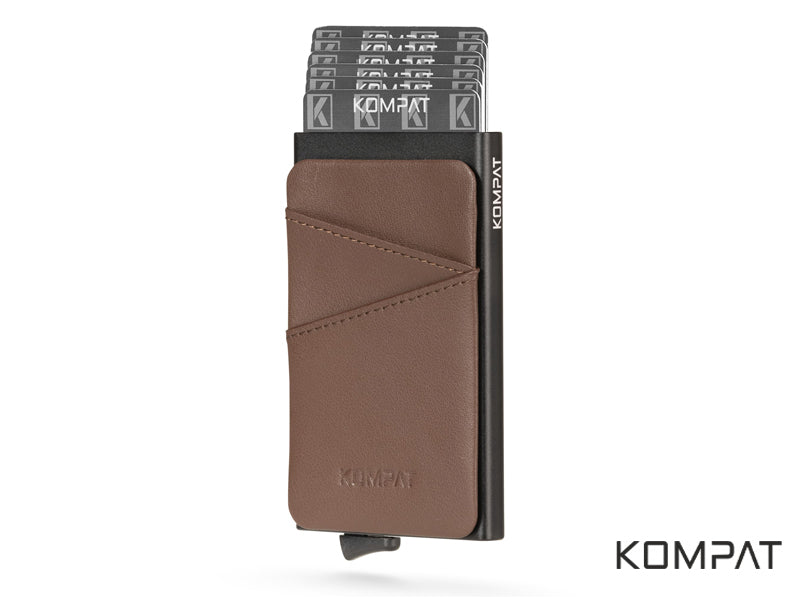 Grazie al suo design compatto e minimale, il portaschede uomo KOMPAT F ti farà risparmiare fino al 90% di spazio senza rinunciare a portare con te carte, documenti in formato tessera e banconote.