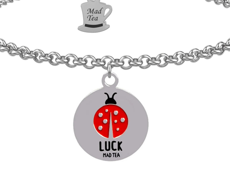 La coccinella, simbolo eterno di fortuna, ci accompagna in questo straordinario viaggio chiamato vita dove ogni suo puntino è un sorriso sulla tua strada.